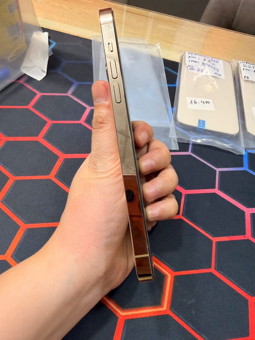 iphone-14-pro-max-cu-lung-gold-totphone iPhone 14 Pro Max cũ mặt lưng màu vàng thực tế tại Tốt Phone Dĩ An